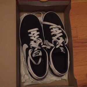 I am selling black and white Nike shoes.
